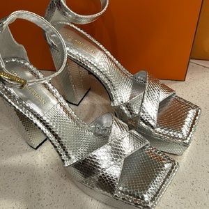 Good American Silver snake 6in Sandal 12
